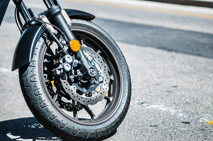 Conoce cómo puedes cambiar los neumáticos de una motocicleta
