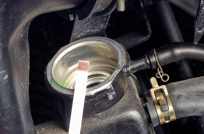 Descubre cómo verificar el refrigerante de tu motocicleta y evita problemas