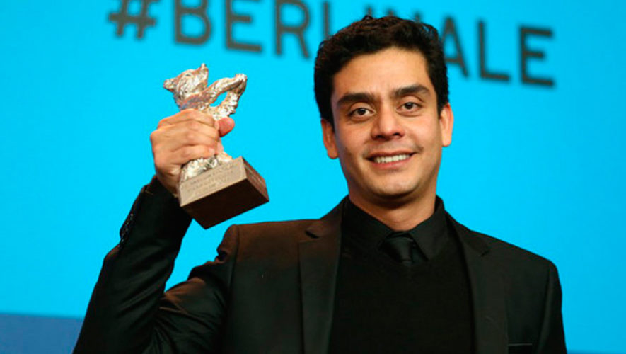 director de la pelicula temblores sosteniendo el premio