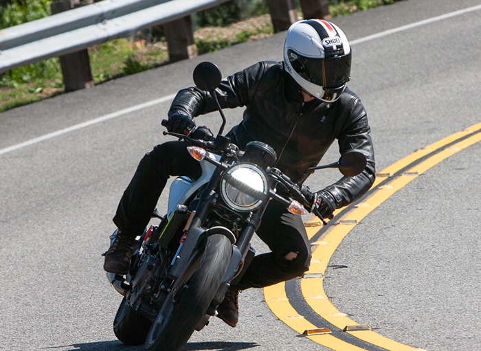 Descubre cómo manejar por curvas ciegas montando motocicleta