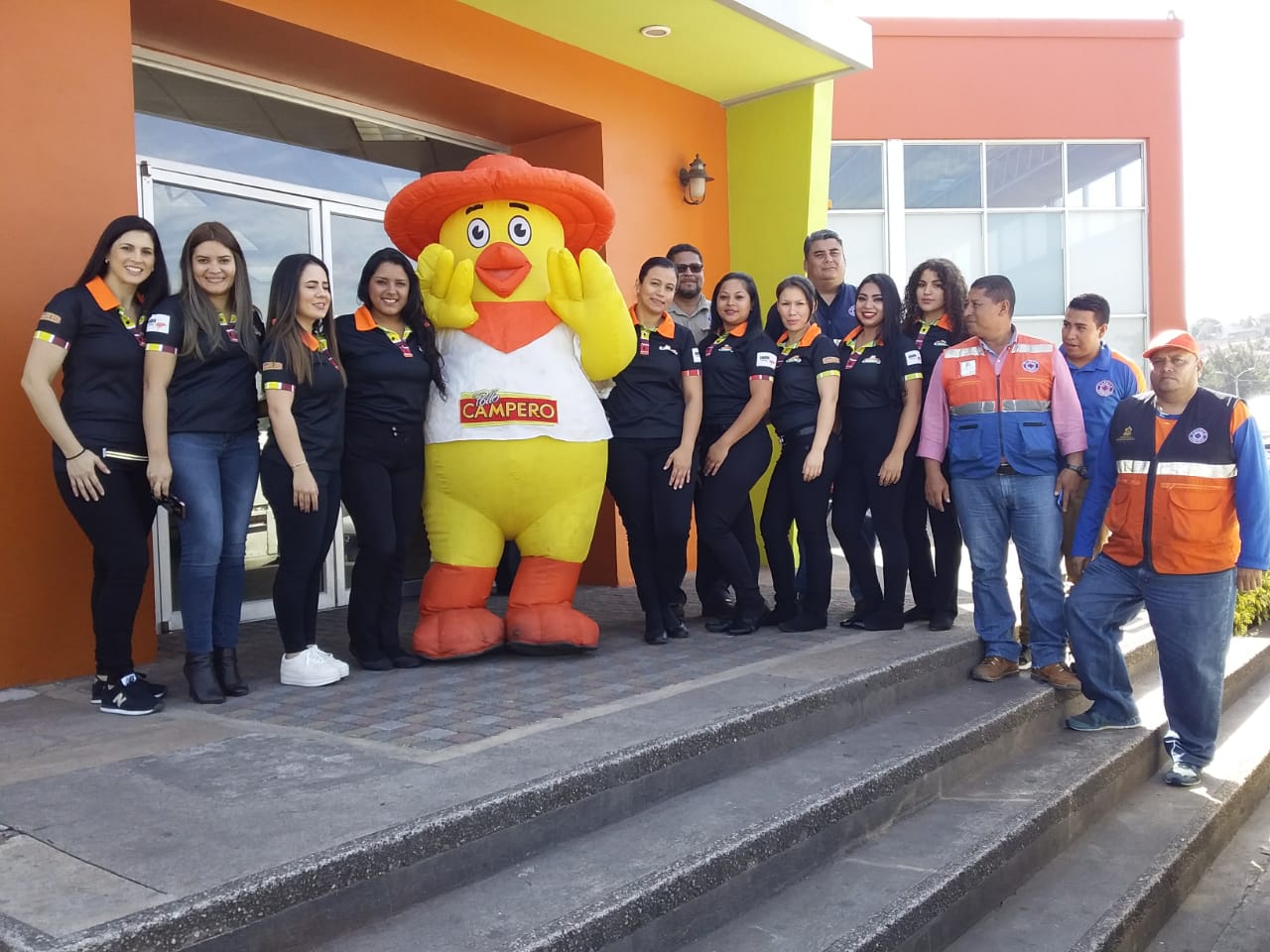 personal de ayuda en restaurante pollo campero