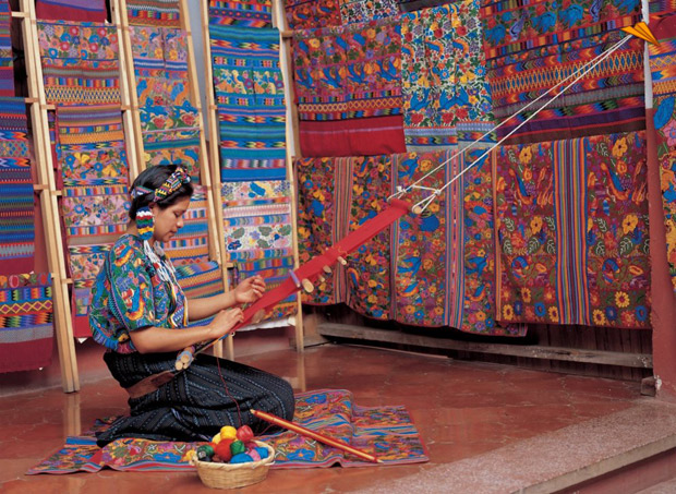 mujer tejiendo en guatemala