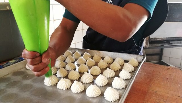 hombre haciendo dulces típicos de guatemala