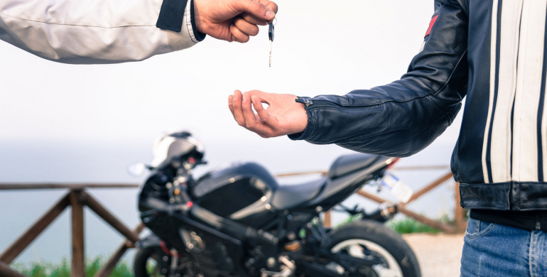 Hombre comprando motocicleta