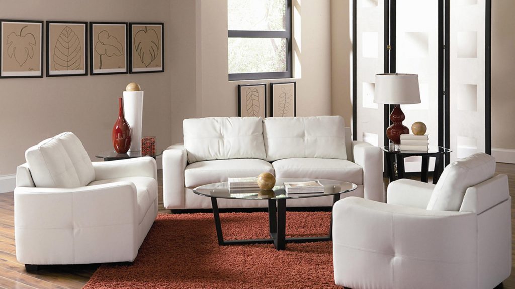 sala de estar con sillones blancos