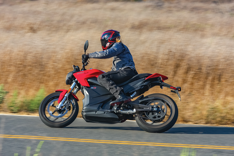motociclista sobre modelo 2017 Zero SR