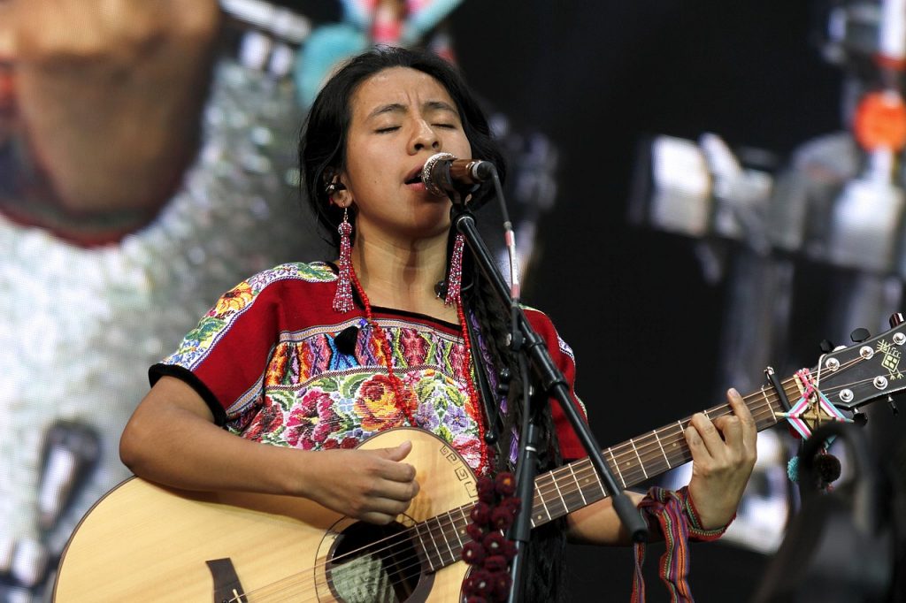 Sara curruchich alza la voz por los derechos indígenas