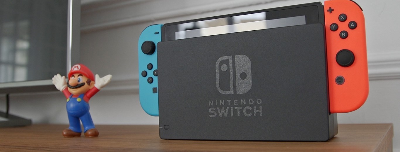nintendo switch con muñeco de Mario Bros