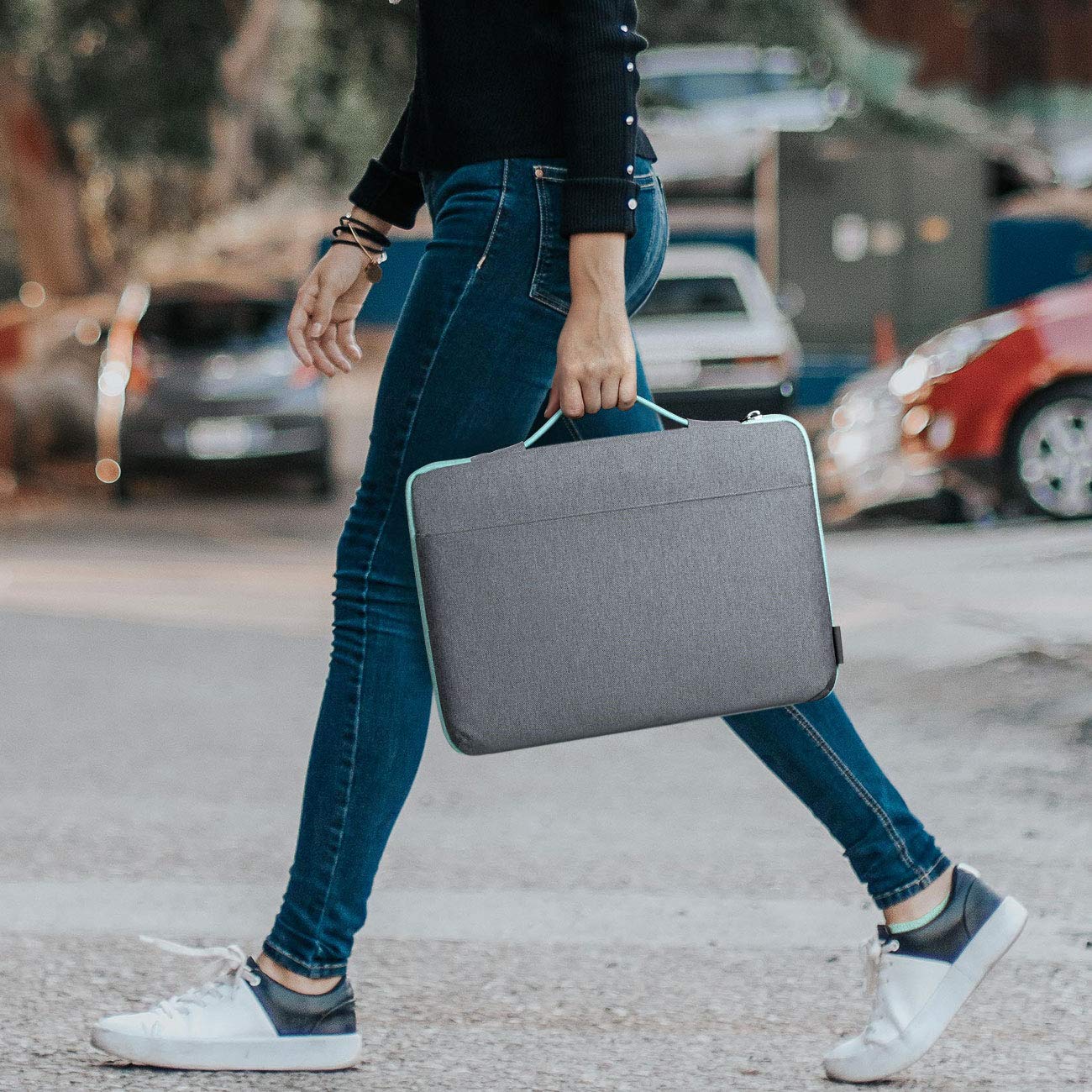 mujer caminando con laptop