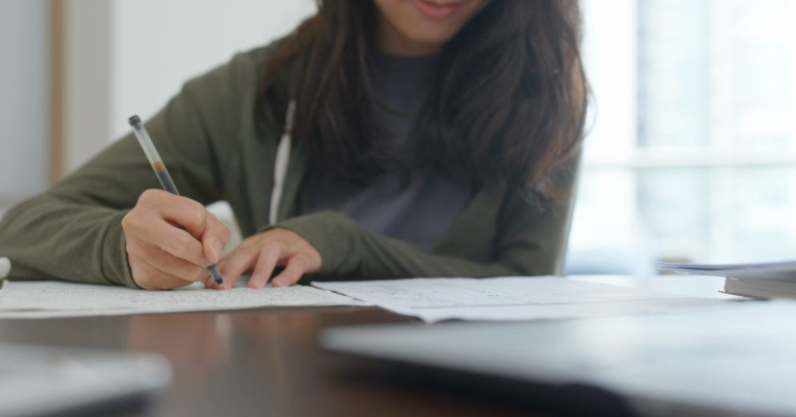 Otorgan becas a jóvenes para cumplir sus sueños