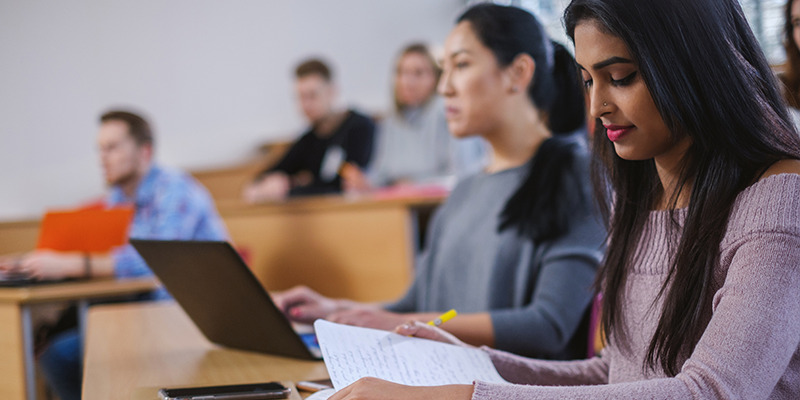 Mujer estudiando la licenciatura en línea