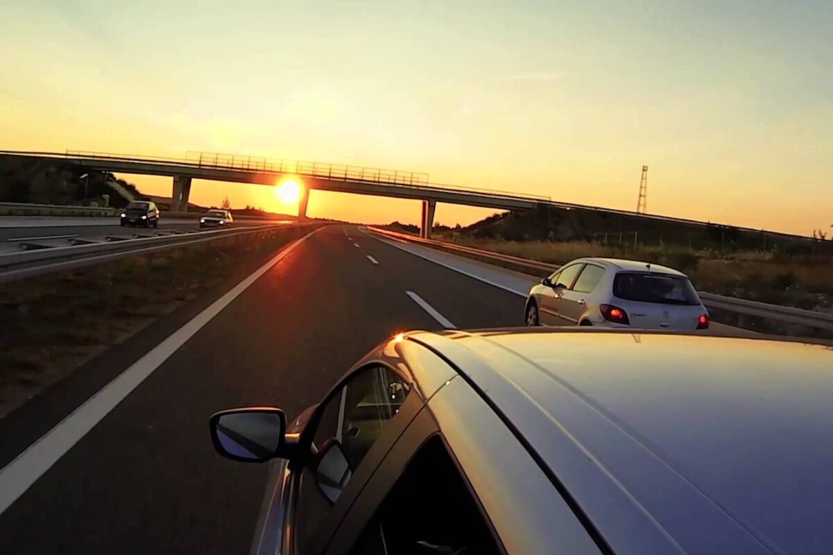 carros en carretera