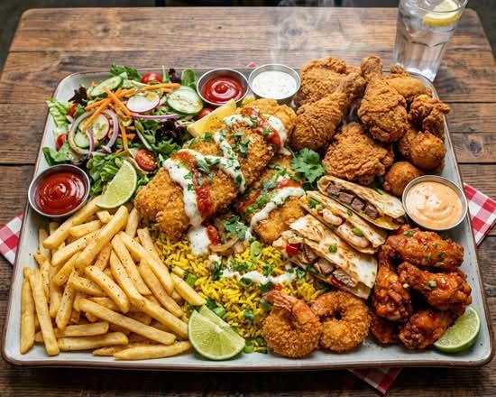 Plato con diferentes alimentos empanizados, incluyendo nuggets de pollo, pescado y vegetales con cobertura dorada y crujiente.